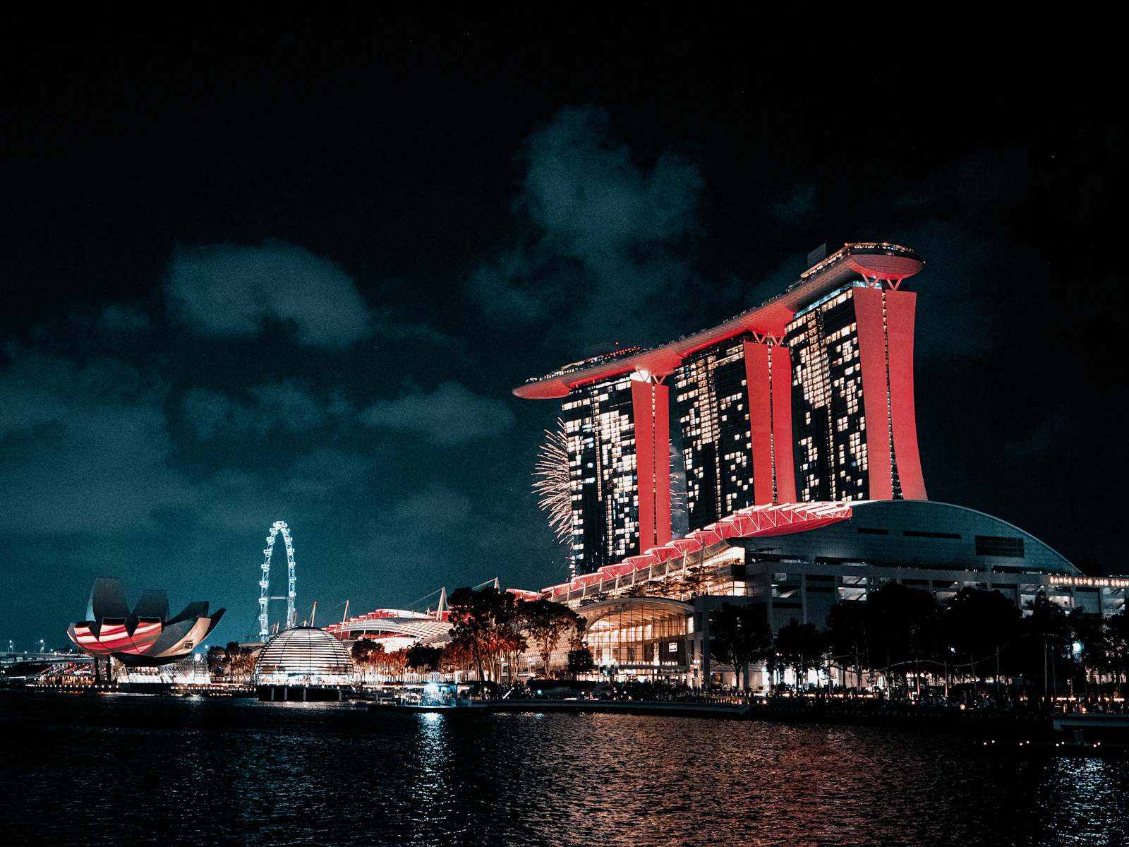 滨海湾金沙与艺术科学博物馆夜景